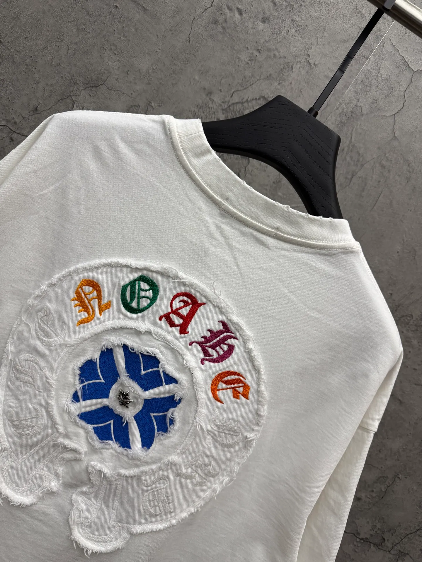 P230 top version, real shot without P, ​​different from market currency) 𝗖𝗵𝗿𝗼𝗺𝗲 𝗛𝗲𝗮𝗿𝘁𝘀/Croxin 2026 spring new original single counter American patch embroidered couple short sleeves 👑The highest version! Customized fabric 320 grams, patch embroidery, best-selling model at the counter, very comfortable to wear. Accessories: original molded and authenticated collar label ➕ 100% silk wash water label. Genuine purchase-grade original hangtag➕matching hanging rope➕3D hanging beads➕original packaging bag. Craftsmanship: The original version has consistent wiring! The highest version of the armhole matching technique! Color: White Black Size: S M L XL Style No.: 6610